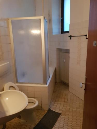ein Bad mit einer Dusche, einem WC und einem Waschbecken in der Unterkunft khalaf in Mannheim