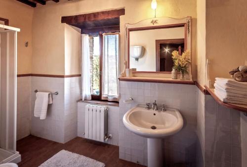Koupelna v ubytování Umbrian Farmhouse Retreat with Private Pool and Garden