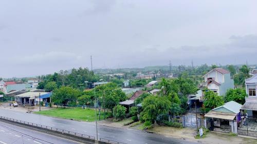 eine Stadt mit Häusern und einer Straße und einer Straße in der Unterkunft Hotel Bảo Quang in Phú Khê (2)