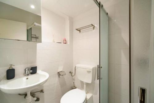 ein Bad mit einem WC, einem Waschbecken und einer Dusche in der Unterkunft Romantic Studio Diz Frishman in Tel Aviv