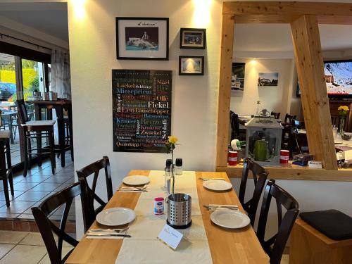 Landhaus Balkhausen في نوربرغ: طاولة في مطعم مع قائمة على الحائط