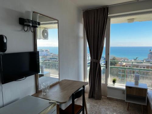 una habitación de hotel con vistas al océano en Hotel Varshava, en Golden Sands