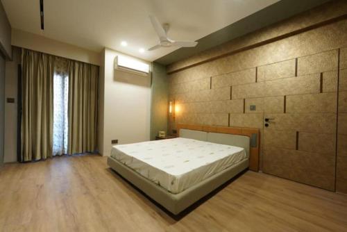 - une chambre avec un grand lit dans l'établissement Woodlands Apartment- Fully furnished Luxury Apt, à Jodhpur