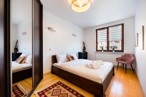 Llit o llits en una habitació de Mokotów Sunlight Apartment