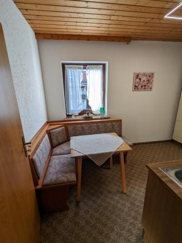 a room with a bench with a table and a window at Traumhafte Wohnung im Herzen von Zwiesel in Zwiesel