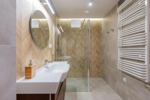 a bathroom with a sink and a shower at Apartamenty Ogrodowa w centrum Ustronia - Dream Apart in Ustroń