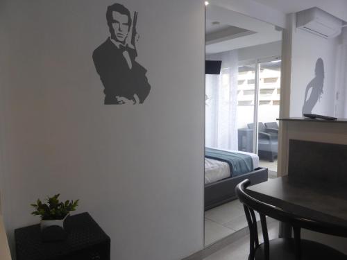 ein Zimmer mit einer Wand mit einem Mann-Aufkleber drauf in der Unterkunft Golden Paradise 007 Port Nat in Cap d'Agde