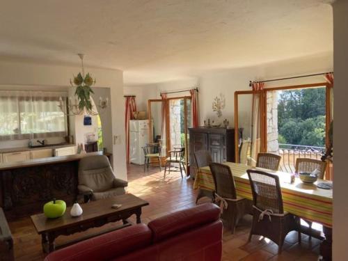 un salon avec un canapé et une table dans l'établissement Bright apartment close to the village, à Tourrettes-sur-Loup