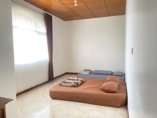 - une chambre avec un lit dans l'angle dans l'établissement Villa Nada Situgunung., 