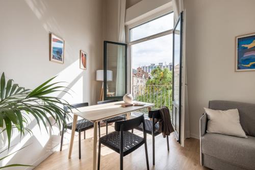 Líbere Madrid Palacio Real في مدريد: غرفة معيشة مع طاولة وكراسي ونافذة