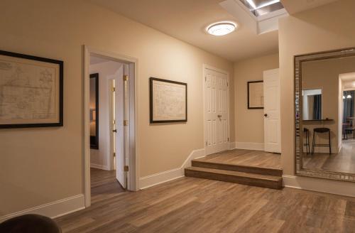un couloir avec un miroir et un escalier dans une maison dans l'établissement Inn at Crestwood, à Boone