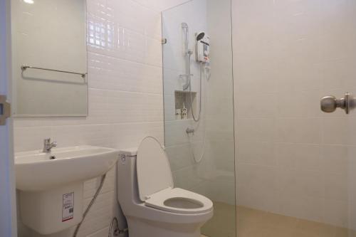 La salle de bains est pourvue de toilettes, d'un lavabo et d'une douche. dans l'établissement LARGE & QUIET 3bd Home with Security & Pool, à Ubon Ratchathani