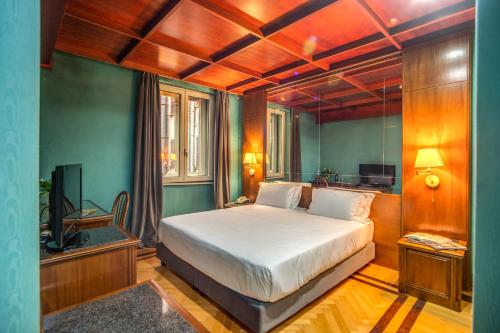 Säng eller sängar i ett rum på Madison Hotel