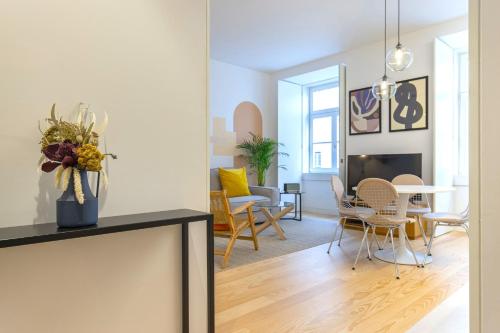 a living room with a table and chairs at Ando Living - Douradores House in Lisbon