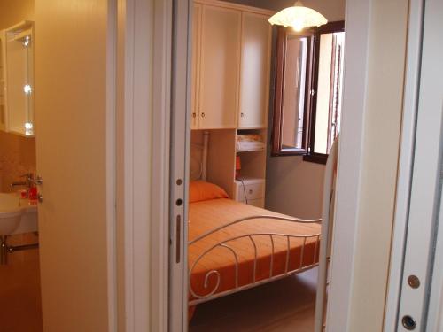 a small room with a bed and a window at Il Girasole in SantʼAntìoco