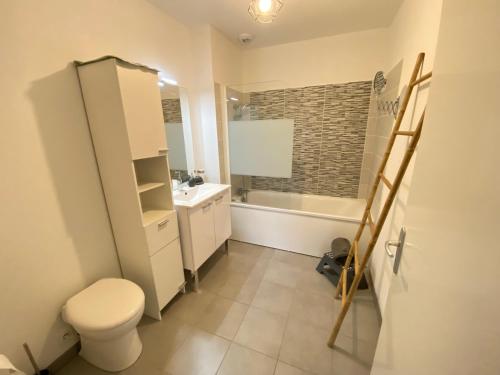 une salle de bain avec toilettes, lavabo et baignoire dans l'établissement Douceur Atlantique, à Mimizan