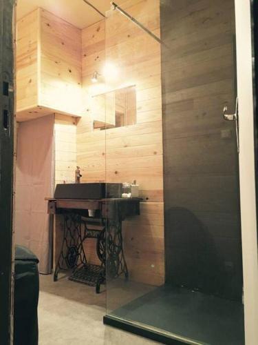 une porte en verre dans une pièce avec piano dans l'établissement Charmante maison idéale pour weekend entre amis, à Selles-Saint-Denis