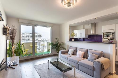 un salon avec un canapé et une table dans l'établissement Le Lounge - 2 chambres avec parking, à Rennes