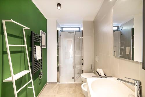 La salle de bains est pourvue de toilettes, d'un lavabo et d'une douche. dans l'établissement Casa sulle Mura, à Loano