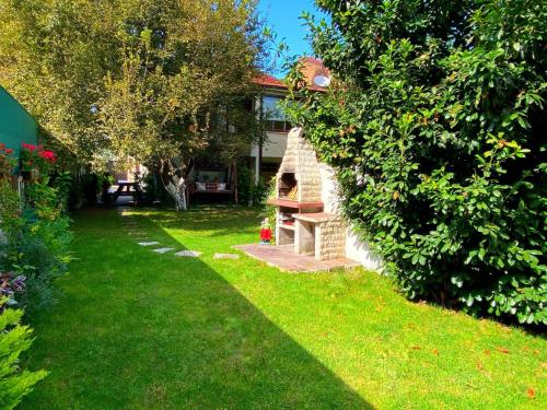 En have udenfor Cozy Flat with Backyard and Fireplace in Sapanca