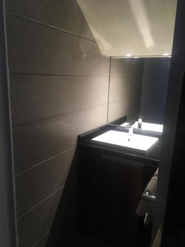 a small bathroom with a sink and a mirror at La casa de Teresita in La Paz