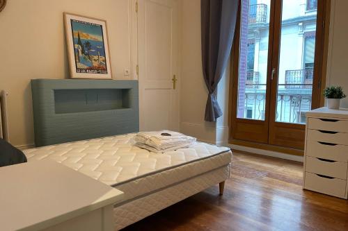 une chambre avec un lit dans une pièce avec une fenêtre dans l'établissement #EI Le Berriat Spacious T4 3 bedrooms, à Grenoble