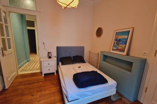 une petite chambre avec un lit dans une pièce dans l'établissement #EI Le Berriat Spacious T4 3 bedrooms, à Grenoble