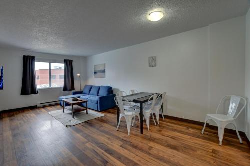 Un lugar para sentarse en Laval stays 31 days minimum