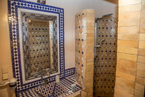 a bathroom with a shower and a mirror at Chez Talout in Skoura