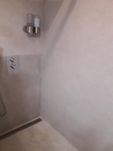 d'un coin d'une pièce avec un mur blanc dans l'établissement Gambetta, à Pont-Saint-Esprit