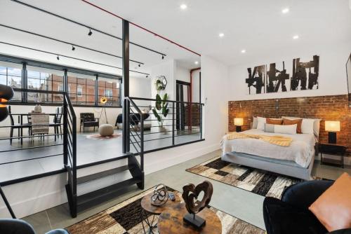 een slaapkamer met een bed en een woonkamer bij Brooklyn Bay Full spacious Unique trendy loft in Brooklyn