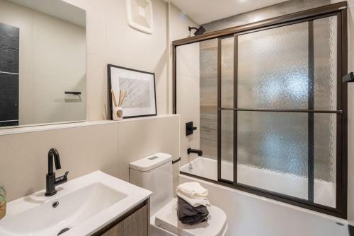 uma casa de banho com um WC, um lavatório e um chuveiro em Brooklyn Bay Full spacious Unique trendy loft em Brooklyn