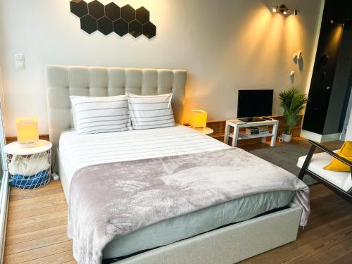 - une chambre avec un grand lit et une télévision dans l'établissement NiP Apartment | Porto City Center Near All Sights, à Porto