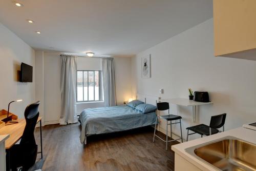 Una cama o camas en una habitación de Laval stays 31 days minimum