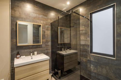une salle de bain avec deux lavabos et une douche en verre dans l'établissement Le Saint-Clément - Quartier Historique- Spacieux 2 chambres rue du Marechal Joffre, à Nantes