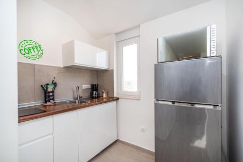 Kuchyň nebo kuchyňský kout v ubytování Appartments Kosamiri nahe Zadar