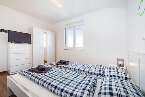 Postel nebo postele na pokoji v ubytování Appartments Kosamiri nahe Zadar