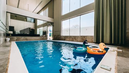 Swimmingpoolen hos eller tæt på شاليه رويال الخبر - Royal Resort AL Khobar