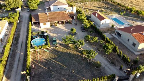 an aerial view of a house with a pool at Villa Nieves Bonillo in Villarrobledo
