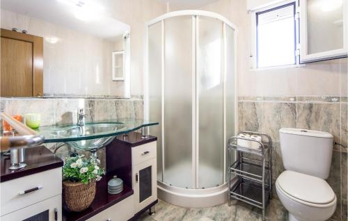 3 Bedroom Nice Home In Playa De Almazora في San Antonio: حمام مع دش ومرحاض ومغسلة