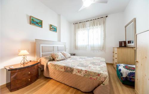 um quarto com uma cama, uma cómoda e uma janela em 3 Bedroom Nice Home In Playa De Almazora em San Antonio