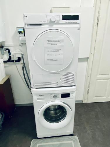 a washer and dryer in a room at Jainzen Einzimmerferienwohnung mitten im Zentrum in Bad Ischl