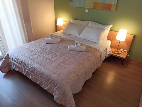 sypialnia z łóżkiem z dwoma ręcznikami w obiekcie Penthouse with an incredible view 350m from metro station! w Atenach