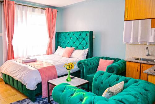 Ruiruにあるcozy Studio in Ruiru, OJ, Memblyのベッドルーム(緑のベッド1台、ソファ付)