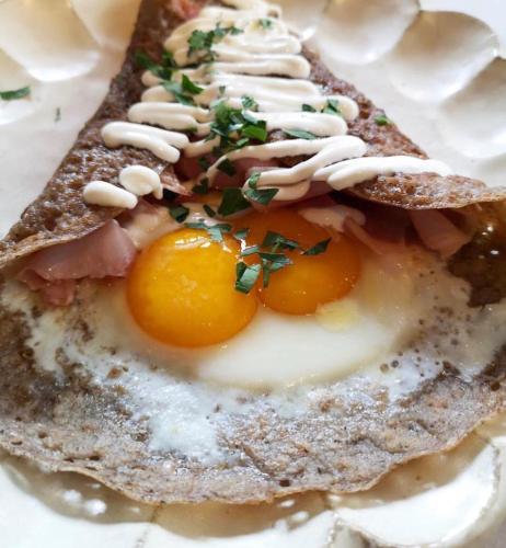 ein Sandwich mit Eiern und Schinken auf einem Teller in der Unterkunft Boutique Hotel Straelman in Nijmegen