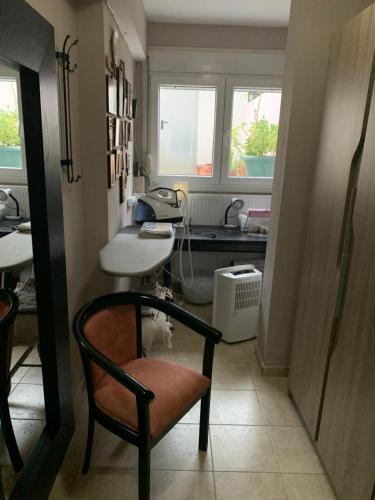 ein Bad mit einem Stuhl und einem Waschbecken in einem Zimmer in der Unterkunft Holidays Pelion studio in Nea Anchialos