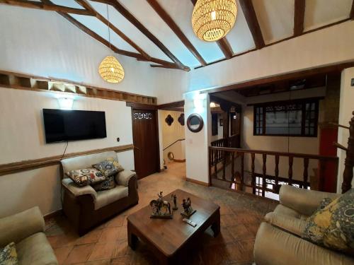 - un salon avec un canapé et une table basse dans l'établissement BETANIA Casa Hotel, à Ráquira