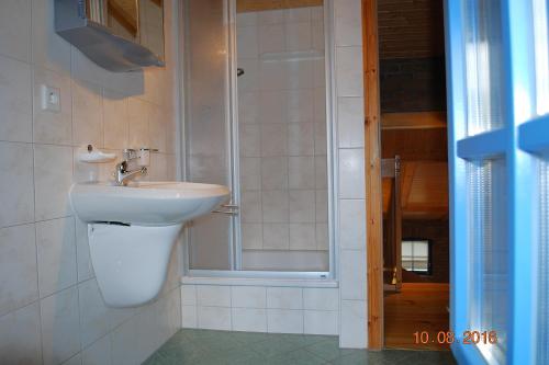 ein Bad mit einem Waschbecken und einer Dusche in der Unterkunft Blankenese in Ahlbeck