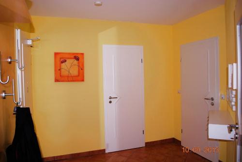 ein Badezimmer mit zwei Türen und einem Wandgemälde in der Unterkunft Meeresrauschen App 14 in Heringsdorf