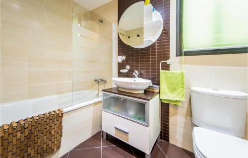 y baño con lavabo, aseo y bañera. en Awesome Apartment In Moncofa With Kitchenette en Moncófar